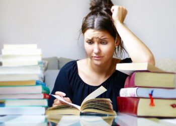 Concurso Público: O dilema entre estudar em casa ou fazer um curso presencial - Qual é a melhor opção?