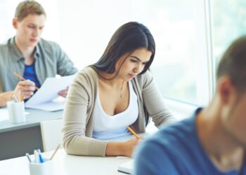 O concurso Viçosa AL será dividido em duas etapas principais: Prova Objetiva e Avaliação de Títulos. Imagem: Freepik