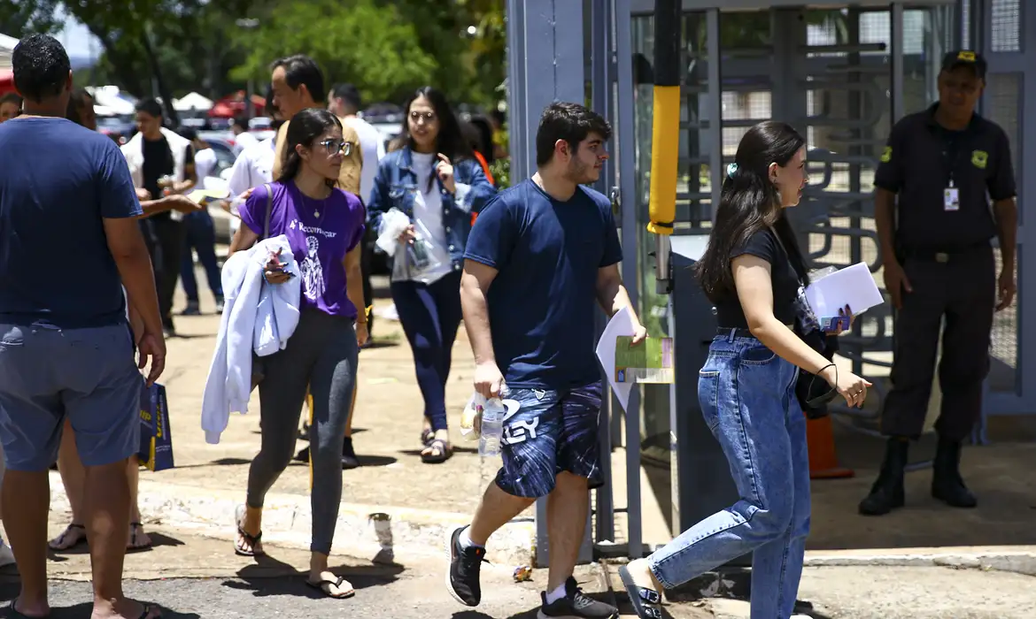 Não Deixe Que o Desânimo Após o Primeiro Dia do Enem Impeça Você de Realizar o Segundo Dia de Provas. Imagem: Agência Brasil.