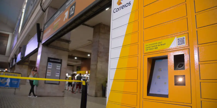 Terminal de correios com um locker inteligente, simbolizando o serviço de entrega e os concursos para cargos nos Correios.