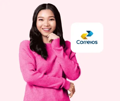 Mulher sorrindo com a camisa rosa, destacando a parceria do Feirão Serasa Limpa Nome com os Correios para atendimento presencial