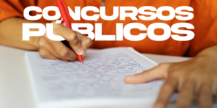 Pessoa escrevendo à mão com uma caneta vermelha, em um caderno, com o título 'Concursos Públicos' em destaque, representando os concursos abertos.