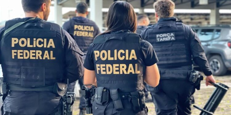 Agentes da Polícia Federal em operação tática com coletes identificadores e equipamentos de segurança