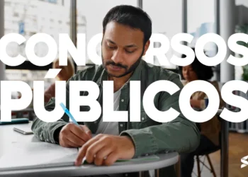 Candidato concentrado estudando para concursos públicos em uma sala iluminada