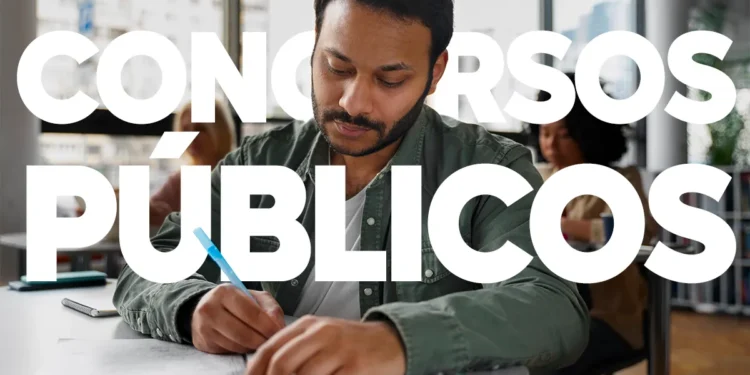 Candidato concentrado estudando para concursos públicos em uma sala iluminada