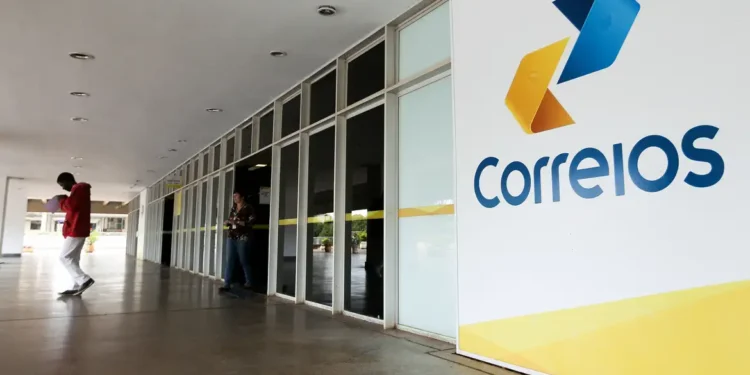 Fachada da agência dos Correios com o logo visível.