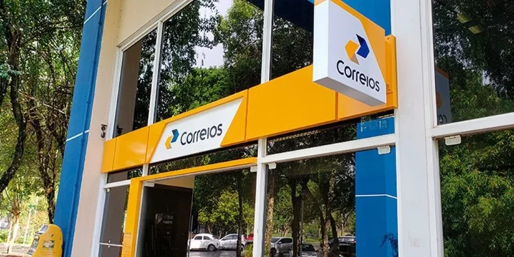 Fachada de uma agência dos Correios, destacando o logo da empresa, ilustrando o concurso para Atendente Comercial