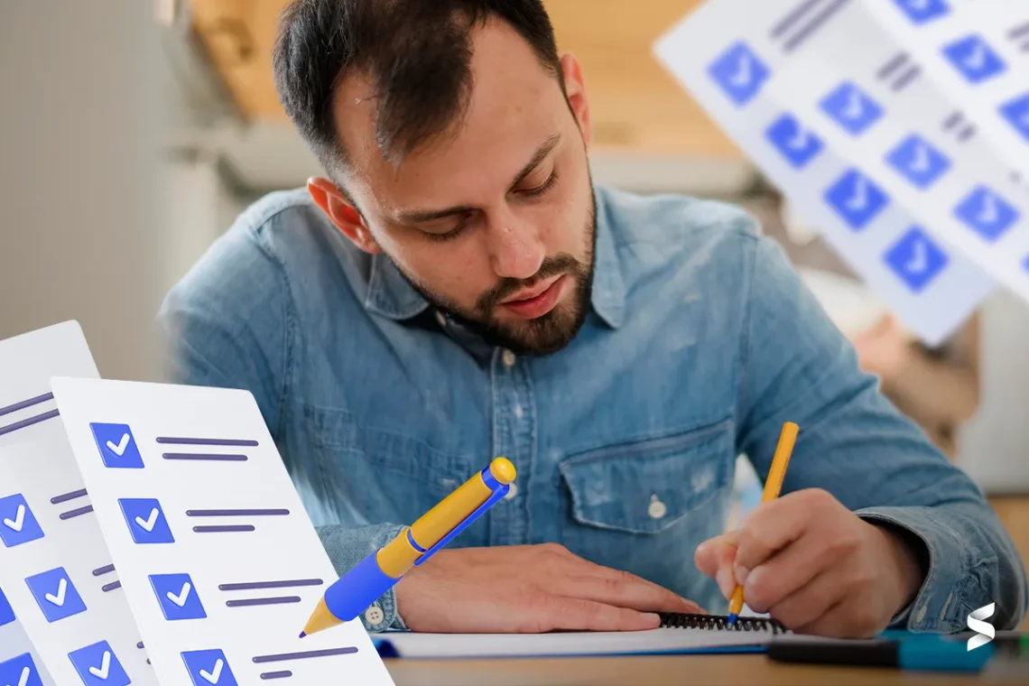 Homem escrevendo em um caderno enquanto se prepara para um concurso público, com elementos gráficos representando checklists e organização de estudos