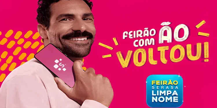 Pessoa sorrindo e segurando o celular, promovendo o Feirão Limpa Nome do Serasa que começa nesta segunda-feira, com oportunidades para regularizar o CPF