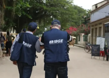 Dois funcionários do IBGE trabalhando na coleta de dados nas ruas