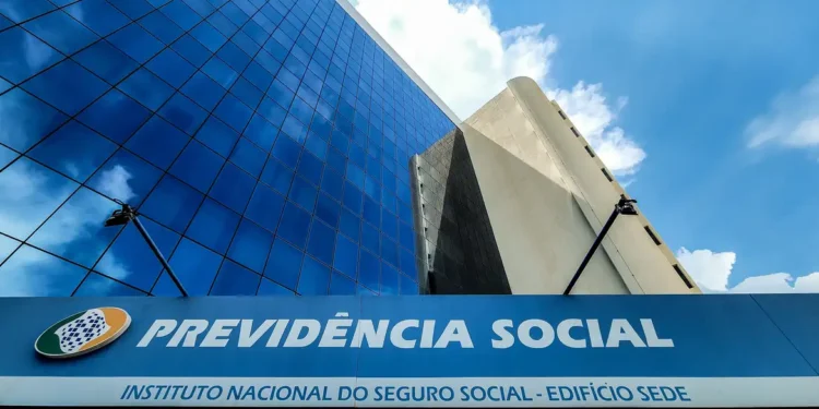 Fachada do edifício sede do INSS, destacando o logo da Previdência Social