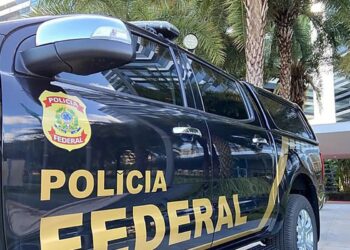 Imagem de uma viatura da Polícia Federal com a logo visível, representando o concurso da PF.