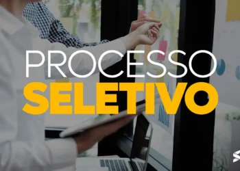 Equipe trabalhando no processo seletivo com gráficos e post-its em um ambiente de escritório