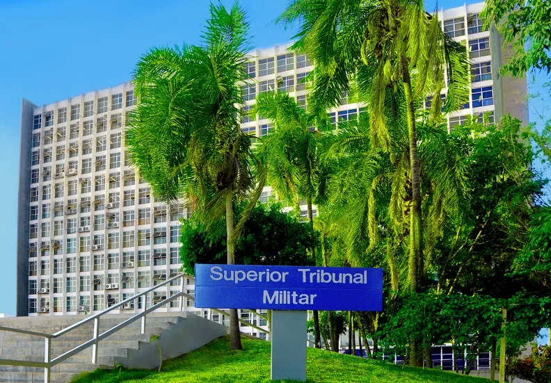 Fachada do Superior Tribunal Militar (STM) em Brasília, com placas e edifício moderno