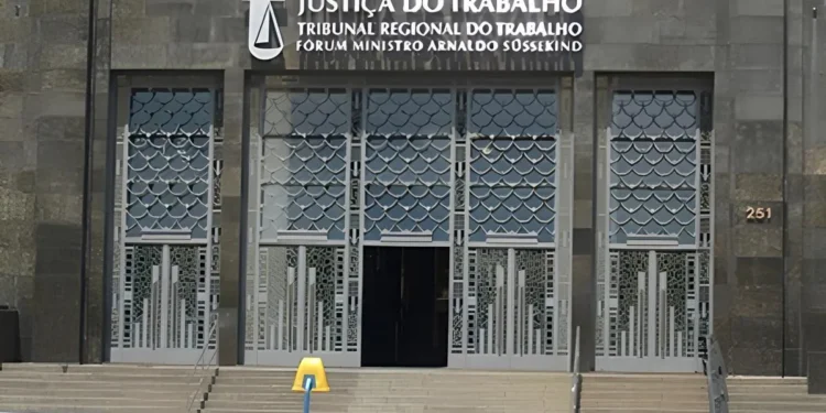 Fachada do Tribunal Regional do Trabalho no Rio de Janeiro, com a entrada principal do fórum