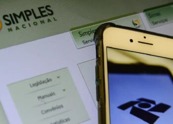 Tela do Simples Nacional sendo acessada através de um smartphone, com o logo do Simples Nacional visível.