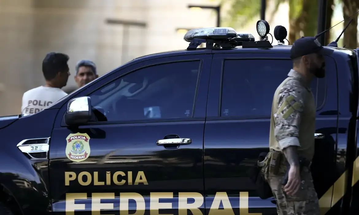 Carro da Polícia Federal e policiais com coletes, ilustrando as responsabilidades específicas dos cargos no concurso.