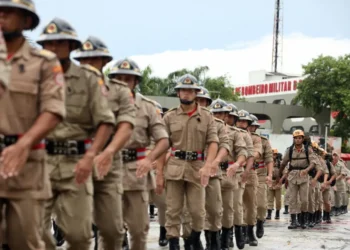 Bombeiros militares em treinamento, marchando em frente à sede do Corpo de Bombeiros do RJ