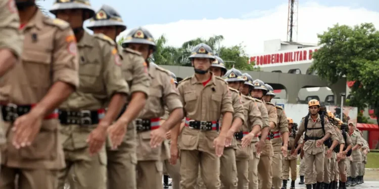 Bombeiros militares em treinamento, marchando em frente à sede do Corpo de Bombeiros do RJ