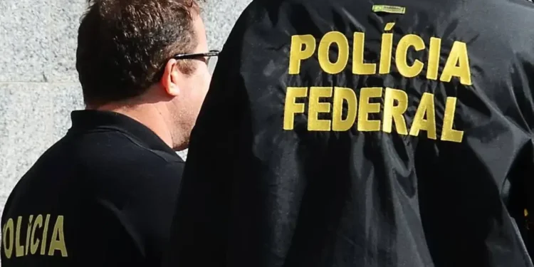 Agentes da Polícia Federal durante operação, usando uniformes com a identificação da corporação