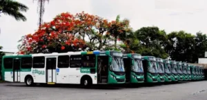 Frota de ônibus da concessionária de transporte público em Salvador estacionada ao ar livre.