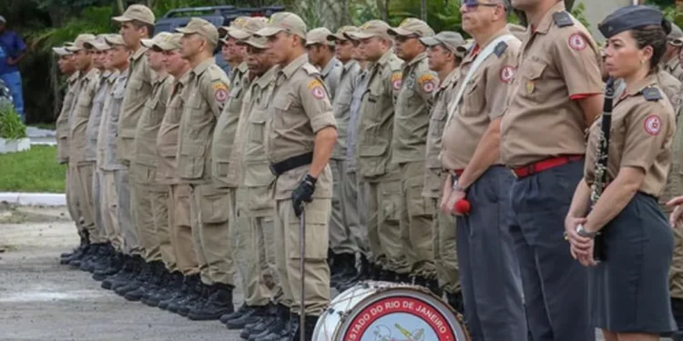 Bombeiros militares do Rio de Janeiro perfilados em cerimônia oficial