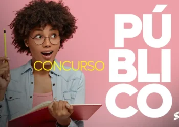 Jovem animada segurando caderno e lápis, estudando para concurso público.