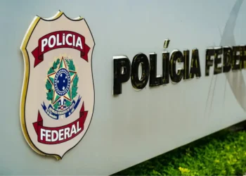 Emblema da Polícia Federal e logo em destaque, representando o concurso com mil vagas.