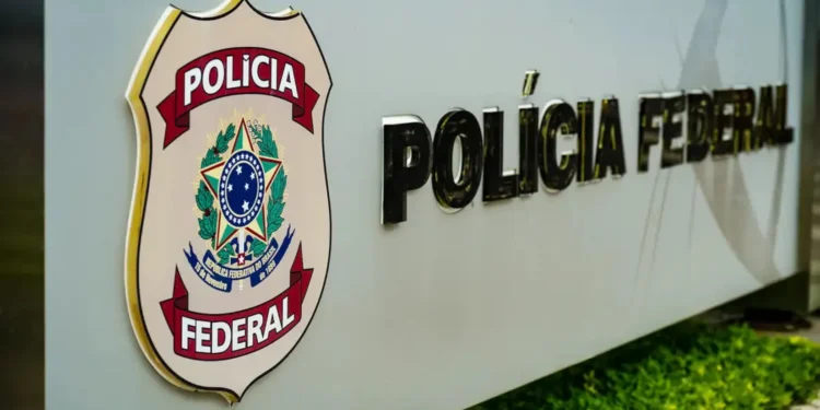 Emblema da Polícia Federal e logo em destaque, representando o concurso com mil vagas.