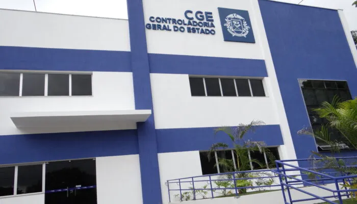 Fachada de um prédio da Controladoria-Geral do Estado (CGE), representando concursos de controle com comissão formada.