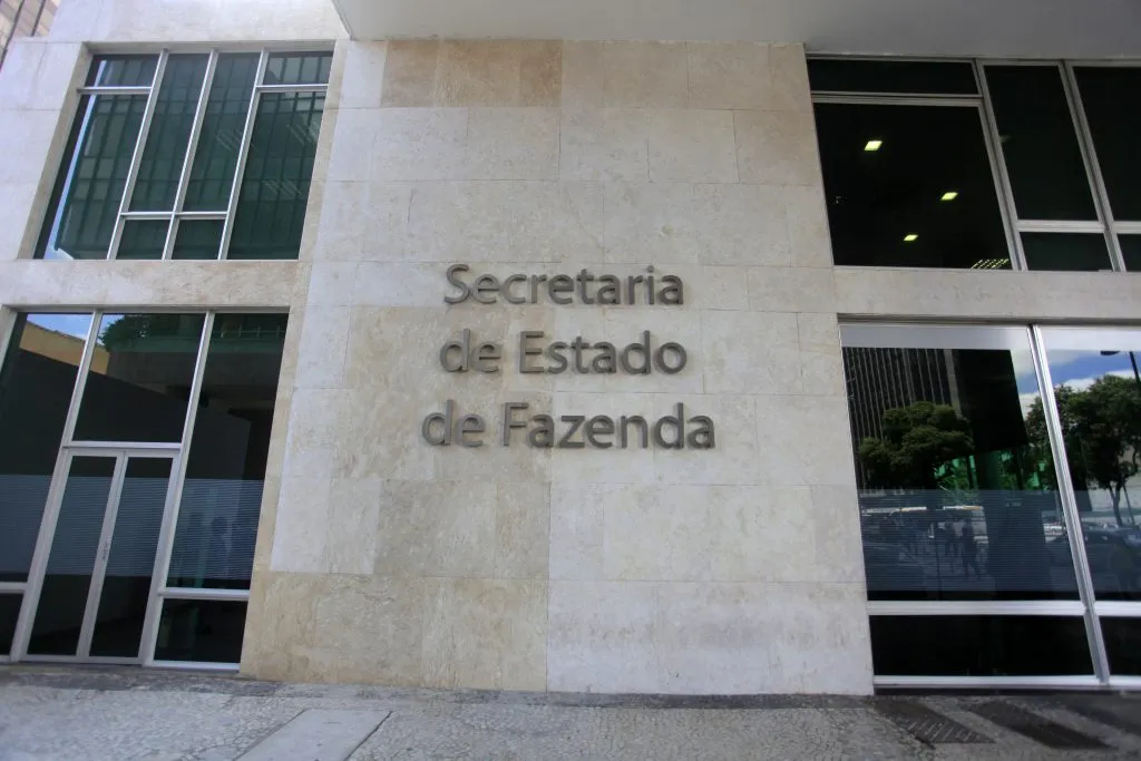 Entrada de um prédio da Secretaria de Estado da Fazenda, representando concursos fiscais previstos para 2025.