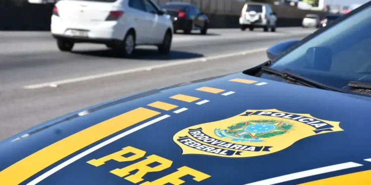 Viatura da PRF na estrada, representando a convocação de excedentes do concurso