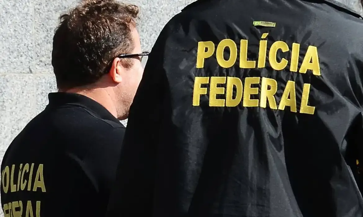 Policiais federais com coletes exibindo a marca da Polícia Federal, ilustrando o concurso da PF.