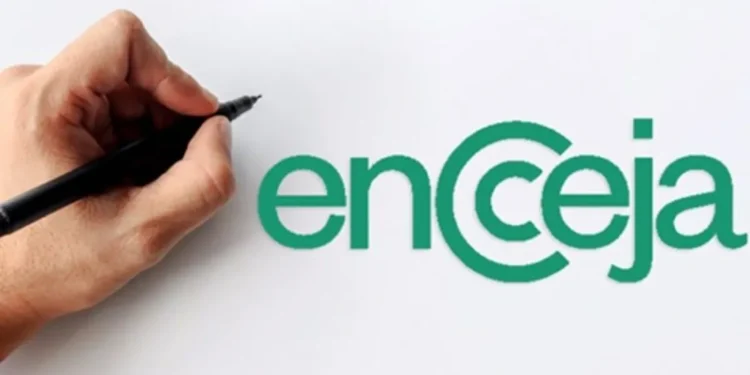 Logotipo do Encceja 2025 ao lado de uma mão segurando uma caneta