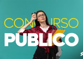 Mulher com materiais de estudo e café, representando a preparação para concursos públicos.