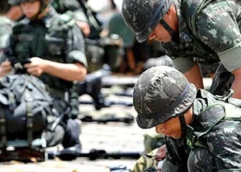 Militares do Exército Brasileiro durante treinamento em atividade de campo
