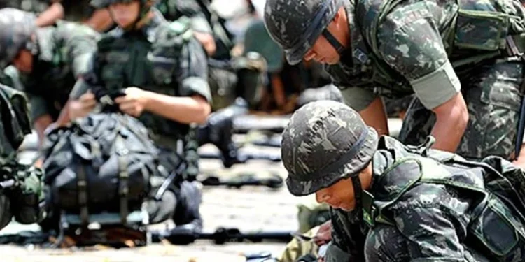 Militares do Exército Brasileiro durante treinamento em atividade de campo