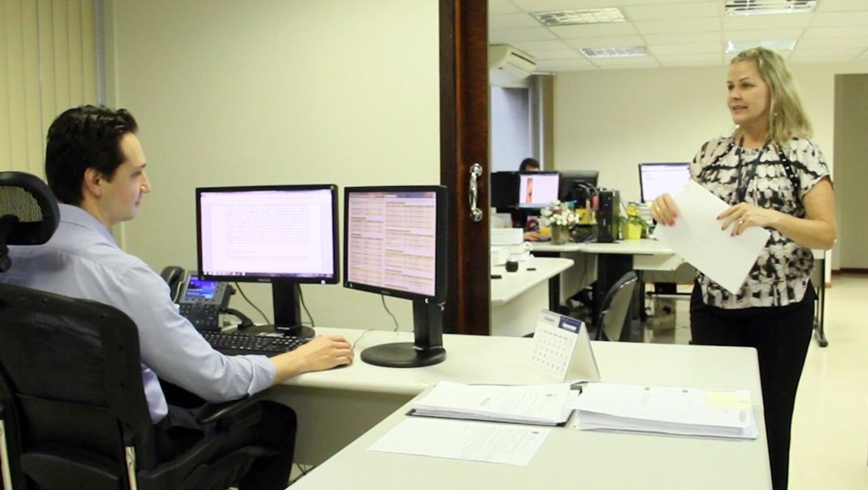 ervidores trabalhando em um ambiente de escritório no Tribunal Regional do Trabalho.