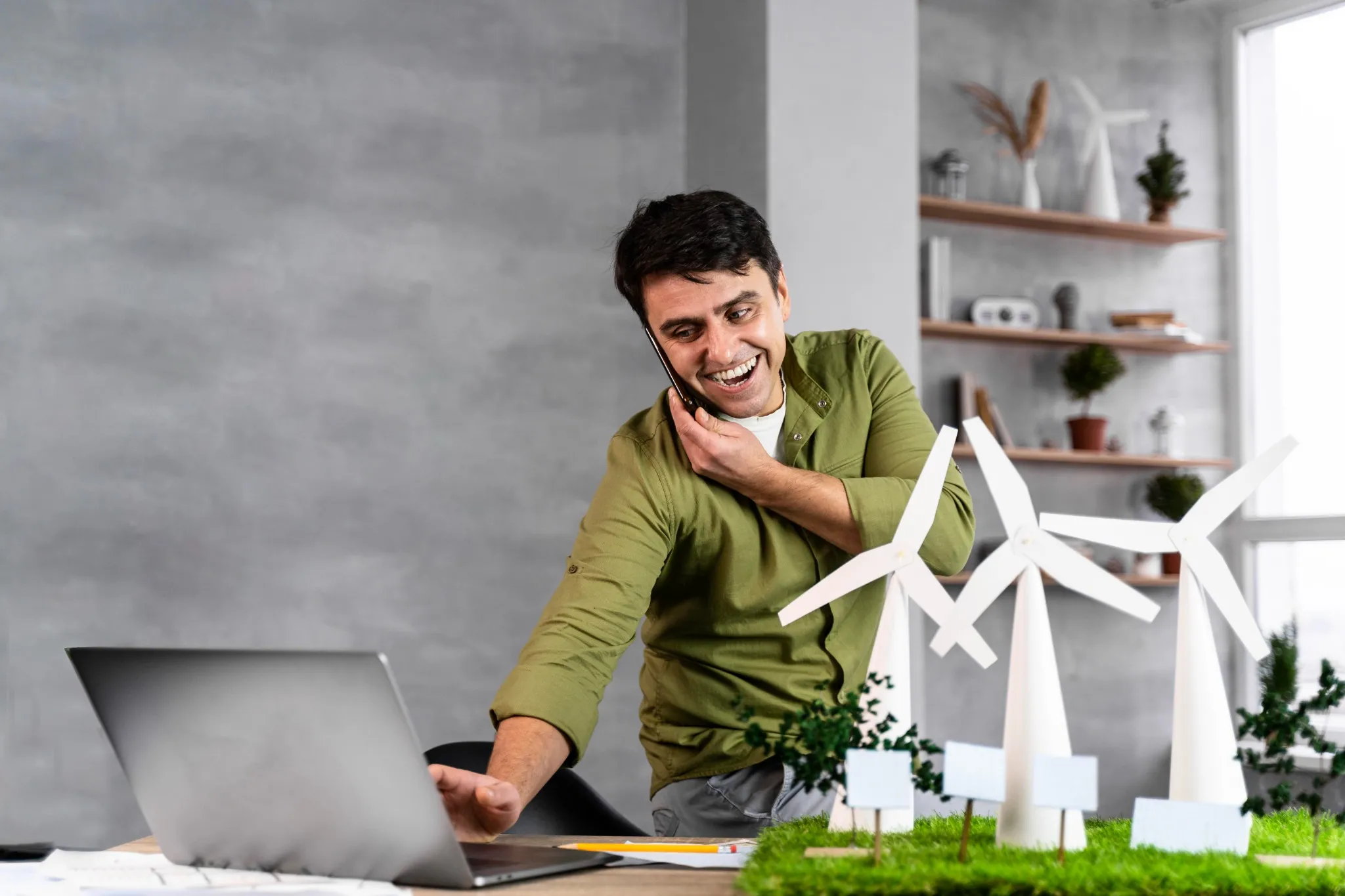 Homem sorrindo trabalhando em projeto de energia renovável, representando a profissão de Gerente de Sustentabilidade