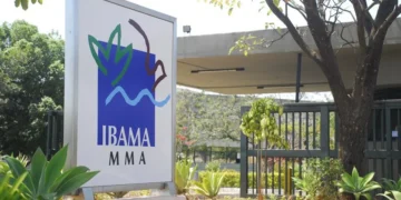 Logotipo do IBAMA em frente ao edifício do órgão, representando o concurso 2021