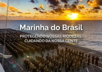 Marinha do Brasil com militares em formação durante o pôr do sol no mar