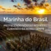Marinha do Brasil com militares em formação durante o pôr do sol no mar