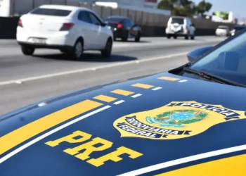 Viatura da Polícia Rodoviária Federal em patrulhamento na rodovia.