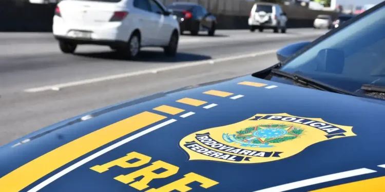 Viatura da Polícia Rodoviária Federal em patrulhamento na rodovia.