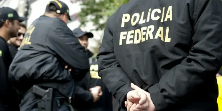 Agentes da Polícia Federal em ação com uniforme característico.