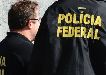 Agentes da Polícia Federal em ação, representando os concursos confirmados para a corporação