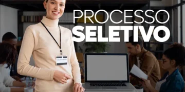 Pessoa sorrindo e com crachá, destacando 'Processo Seletivo' com uma equipe ao fundo, representando o lançamento de vagas no IBAMA