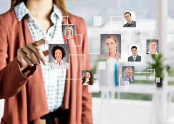 Imagem ilustrando profissionais de diferentes áreas conectados em rede digital