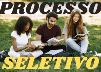 Três jovens lendo livros ao ar livre, com o texto 'PROCESSO SELETIVO da prefeitura' sobreposto na imagem