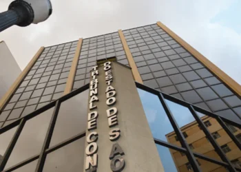 Fachada do Tribunal de Contas do Estado de São Paulo (TCE-SP), prédio moderno com vidros espelhados